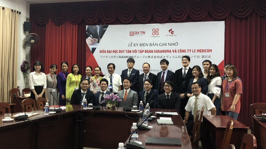 ズイタン大学と記念撮影 ズイタン大学と記念撮影